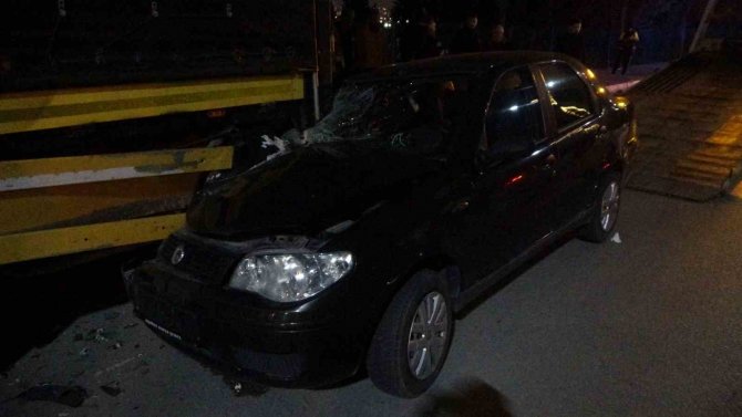 Otomobil Tıra Arkadan Çarptı: 1’i Çocuk 2 Yaralı