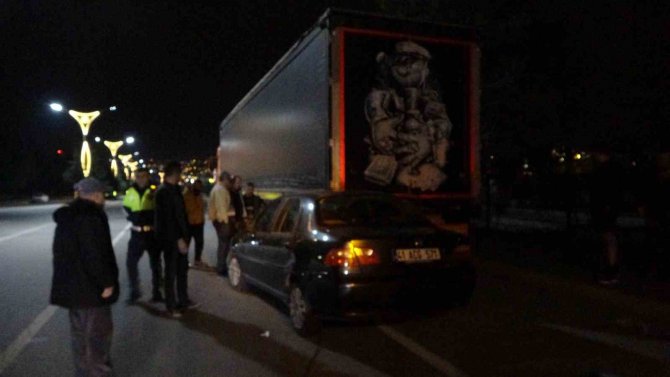 Otomobil Tıra Arkadan Çarptı: 1’i Çocuk 2 Yaralı