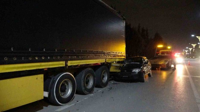 Otomobil Tıra Arkadan Çarptı: 1’i Çocuk 2 Yaralı