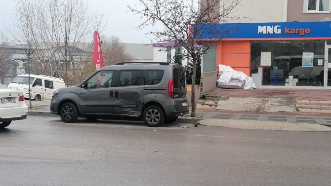 Gebze’de Otomobil İle Hafif Ticari Araç Çarpıştı: 1 Yaralı