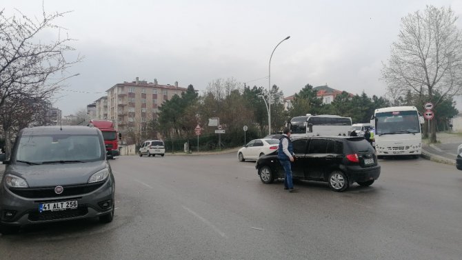 Gebze’de Otomobil İle Hafif Ticari Araç Çarpıştı: 1 Yaralı