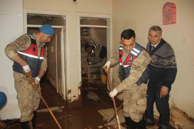 Mehmetçik Selzedelerin Yaralarını Sarıyor