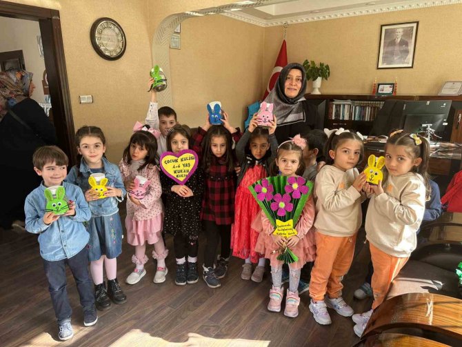 Kur’an Kursu Öğrencisi Minikler Kumbaralarını Depremzede Akranlarına Bağışladı