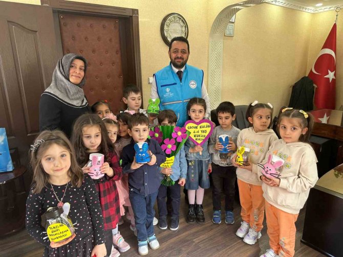 Kur’an Kursu Öğrencisi Minikler Kumbaralarını Depremzede Akranlarına Bağışladı