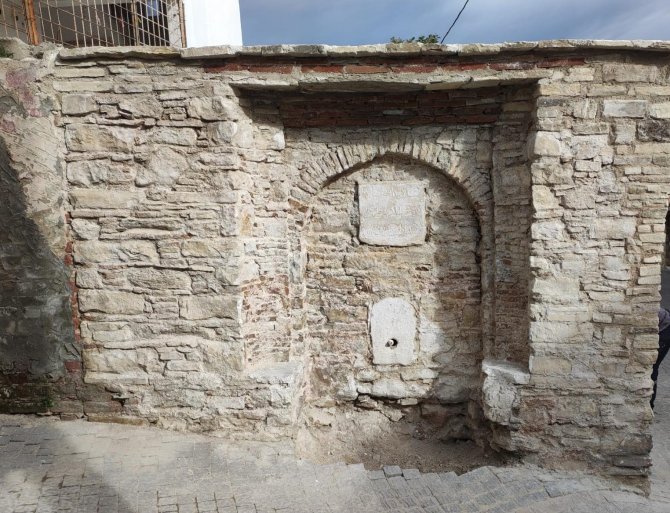 Kuşadası’nda Tarihi Çeşmelerin Yeni Yüzleri Belirmeye Başladı