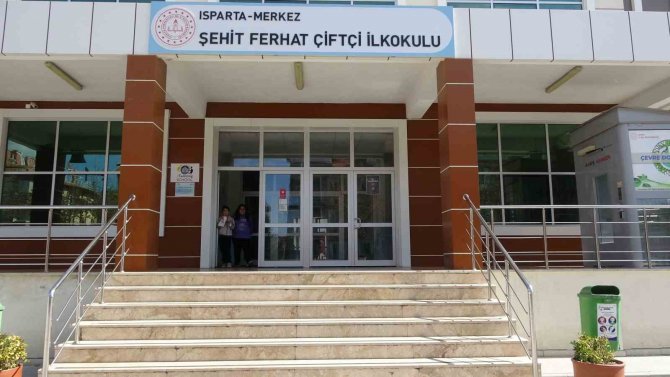 Depremzede Üçüzler Isparta’da Ders Başı Yaptı