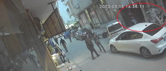 Kavgaya Karışan Şahısları Süpürgeyle Kovalarken Canından Oluyordu