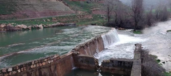Mardin’de Şiddetli Yağış Sonrası Karasu Çayı Ve Gap Şelalesi Taştı