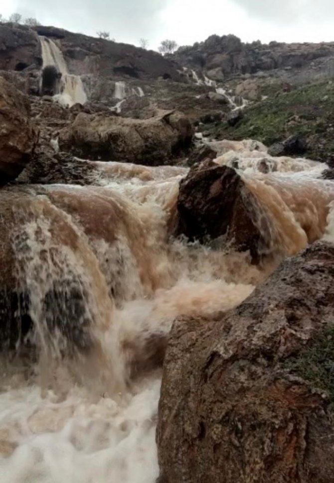 Mardin’de Şiddetli Yağış Sonrası Karasu Çayı Ve Gap Şelalesi Taştı