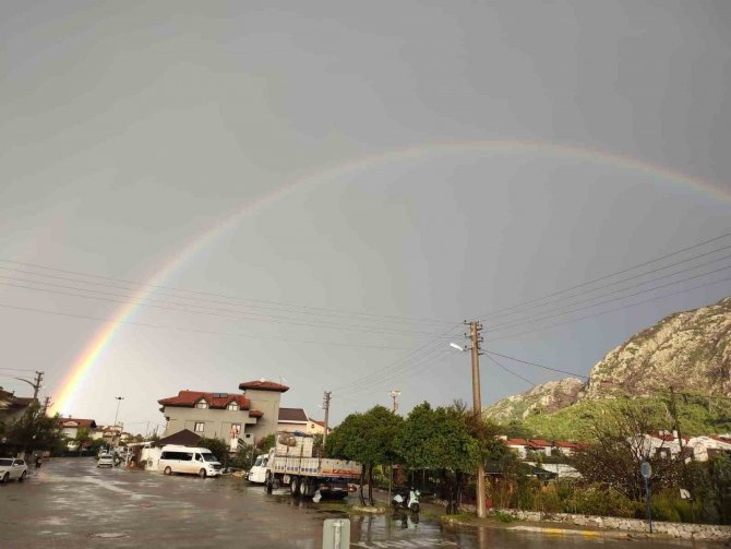 Marmaris’te Gökkuşağı Gökyüzünü Renklendirdi