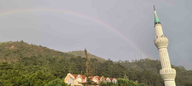 Marmaris’te Gökkuşağı Gökyüzünü Renklendirdi