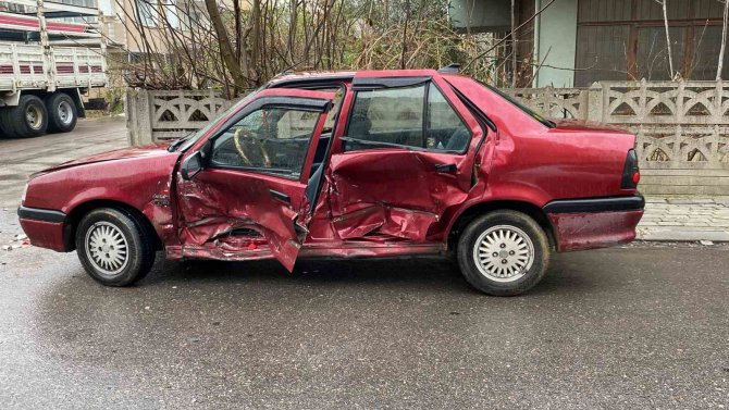 Çarpışan Otomobillerden Biri Duvara Çarparak Durabildi: 1 Yaralı