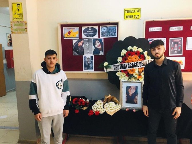 Öğrencilerin Depremde Hayatını Kaybeden Öğretmenleri İçin Yazdığı Notlar Duygulandırdı