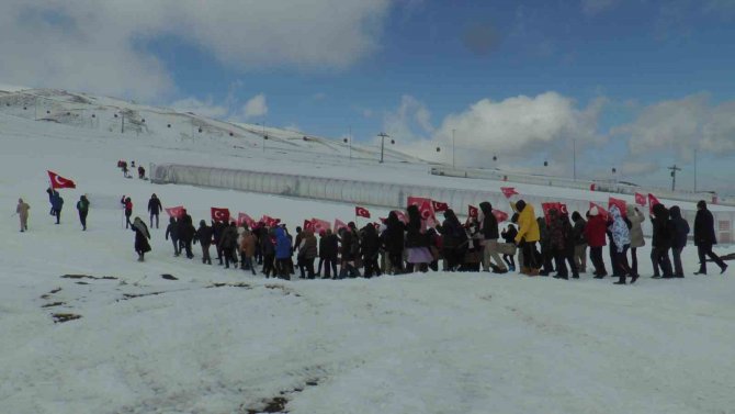 Öğrencilerden Erciyes’te ‘Vatan Sevgisi Yürüyüşü’