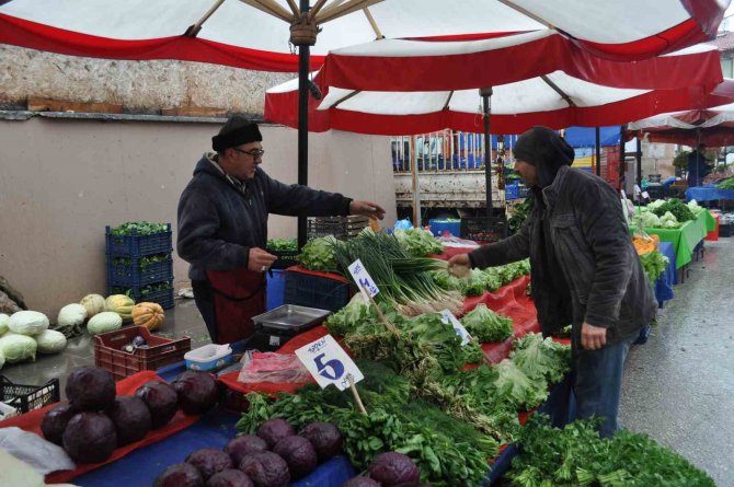 Yağışlar İşlerini Zorlaştırsa Da Yüzlerini Güldürdü