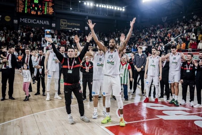 Pınar Karşıyaka Evinde Bir Başka