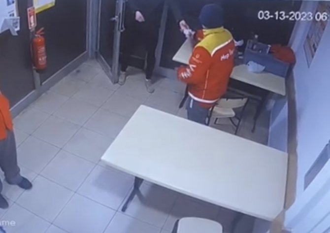 İ̇stanbul’da Akaryakıt İstasyonunda Bıçaklı Gasp Kamerada