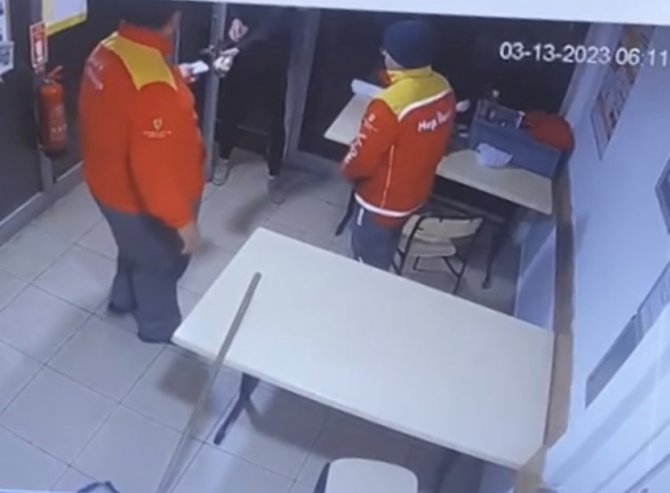 İ̇stanbul’da Akaryakıt İstasyonunda Bıçaklı Gasp Kamerada