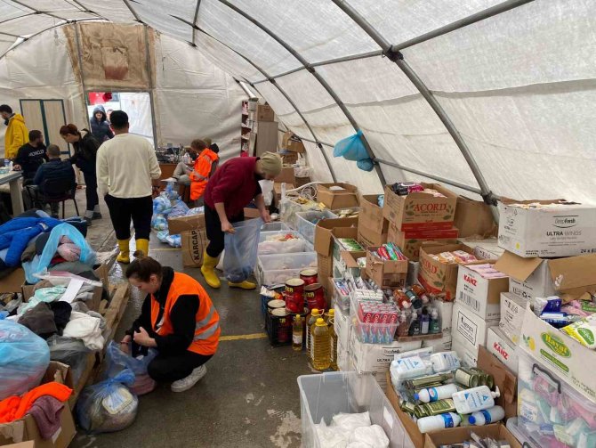 Gönüllüler, Deprem Bölgesinde Yaraların Sarılmasına Destek Oluyor