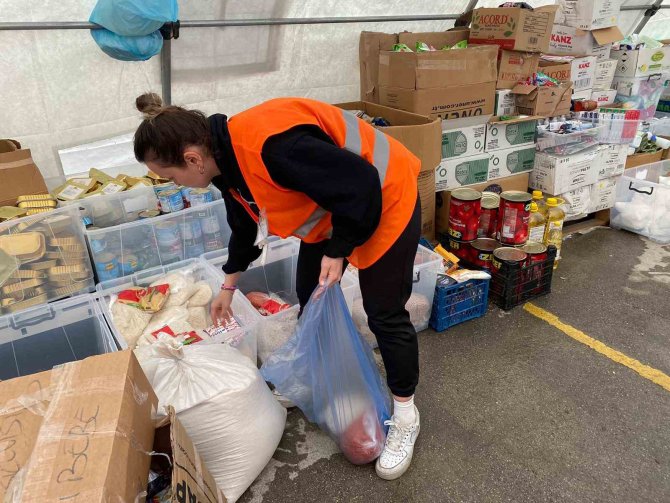 Gönüllüler, Deprem Bölgesinde Yaraların Sarılmasına Destek Oluyor