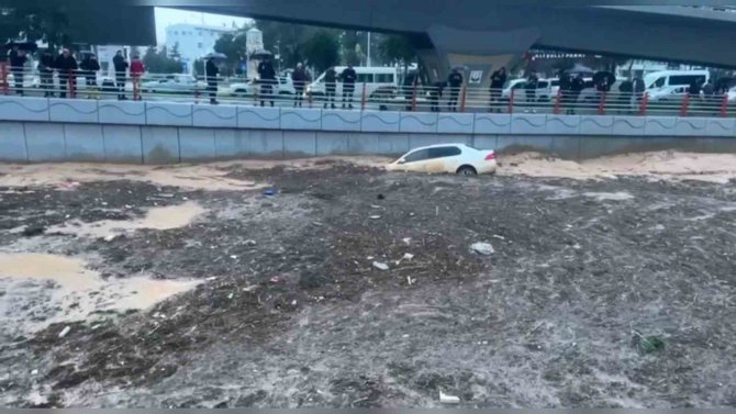 4 Kişinin Hayatını Kaybettiği Köprülü Kavşakta Sel Anı Kameraya Yansıdı