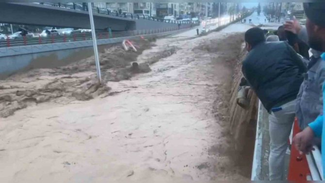 4 Kişinin Hayatını Kaybettiği Köprülü Kavşakta Sel Anı Kameraya Yansıdı