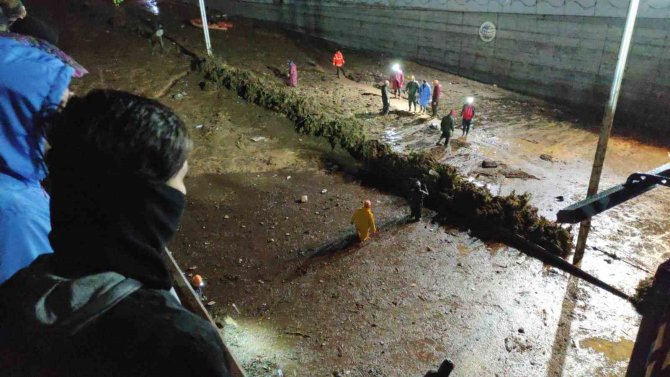 Şanlıurfa’da Selin Vurduğu Köprülü Kavşakta Aramalar Sürüyor