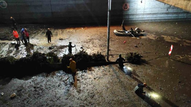 Şanlıurfa’da Selin Vurduğu Köprülü Kavşakta Aramalar Sürüyor