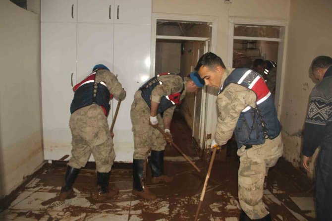 Mehmetçik Selzedelerin Yaralarını Sarıyor