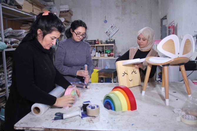 Kadınların Elinden Çıkıyor, Dünyaya Ulaşıyor