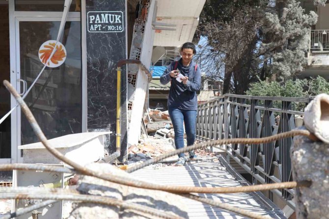 Hatay’da Depremzede, Ağır Hasarlı Evine Girdiğinde Gözlerine İnanamadı