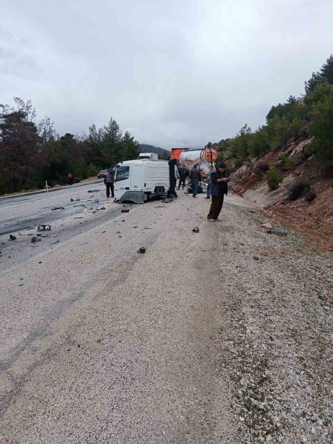 Seydikemer’de Kamyonlar Çarpıştı: 1 Yaralı