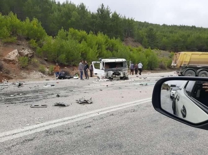 Seydikemer’de Kamyonlar Çarpıştı: 1 Yaralı