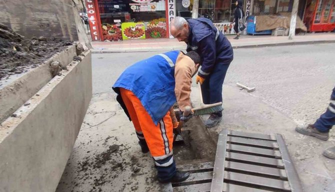 Siirt Belediyesi Si̇ski̇ Ekiplerince Mazgal Ve Rögarlar Temizleniyor
