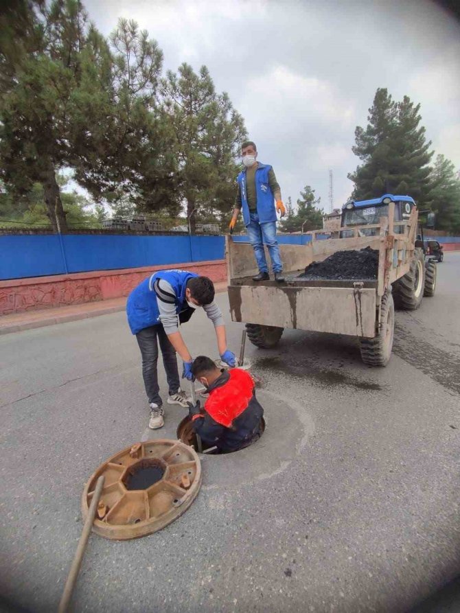 Siirt Belediyesi Si̇ski̇ Ekiplerince Mazgal Ve Rögarlar Temizleniyor