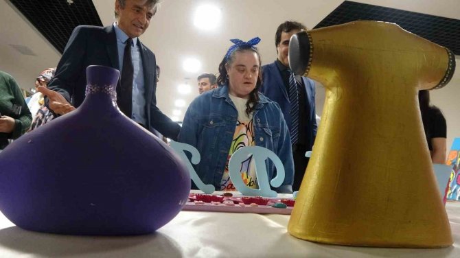 Duygularını Tuvale Döken Down Sendromlu Fidan, Resim Sergisinden Elde Ettiği Geliri Depremzedelere Bağışlayacak