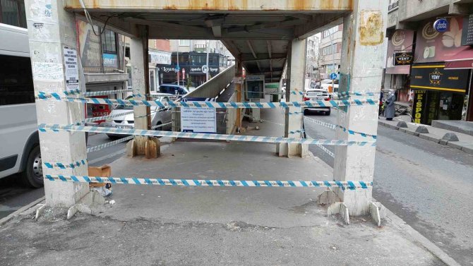 Sultangazi’de Damperi Açılan Hafriyat Kamyonu Üst Geçide Böyle Çarptı