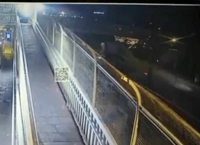 Sultangazi’de Damperi Açılan Hafriyat Kamyonu Üst Geçide Böyle Çarptı