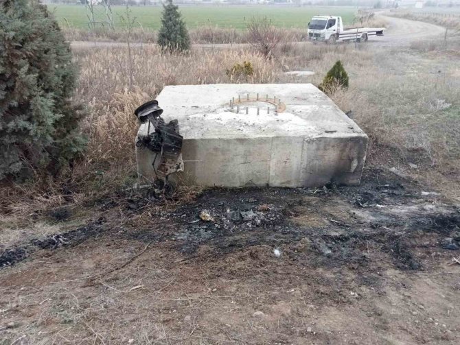 Takla Atan Otomobilde Sıkışan Sürücü Aracının Alev Alması Sonucu Hayatını Kaybetti