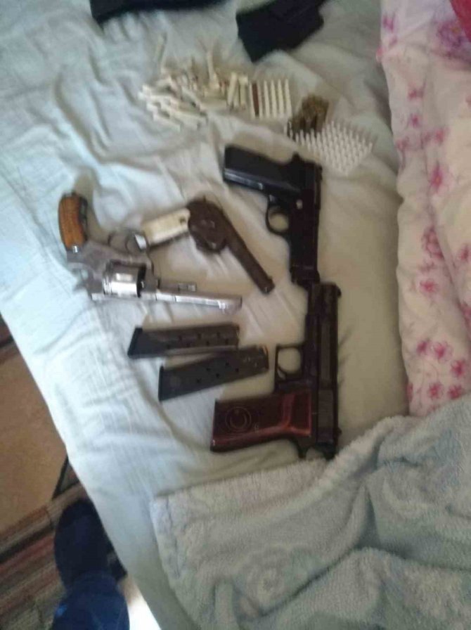 Tekirdağ’da Evden Hırsızlık Malzemeleri Ve Silahlar Çıktı