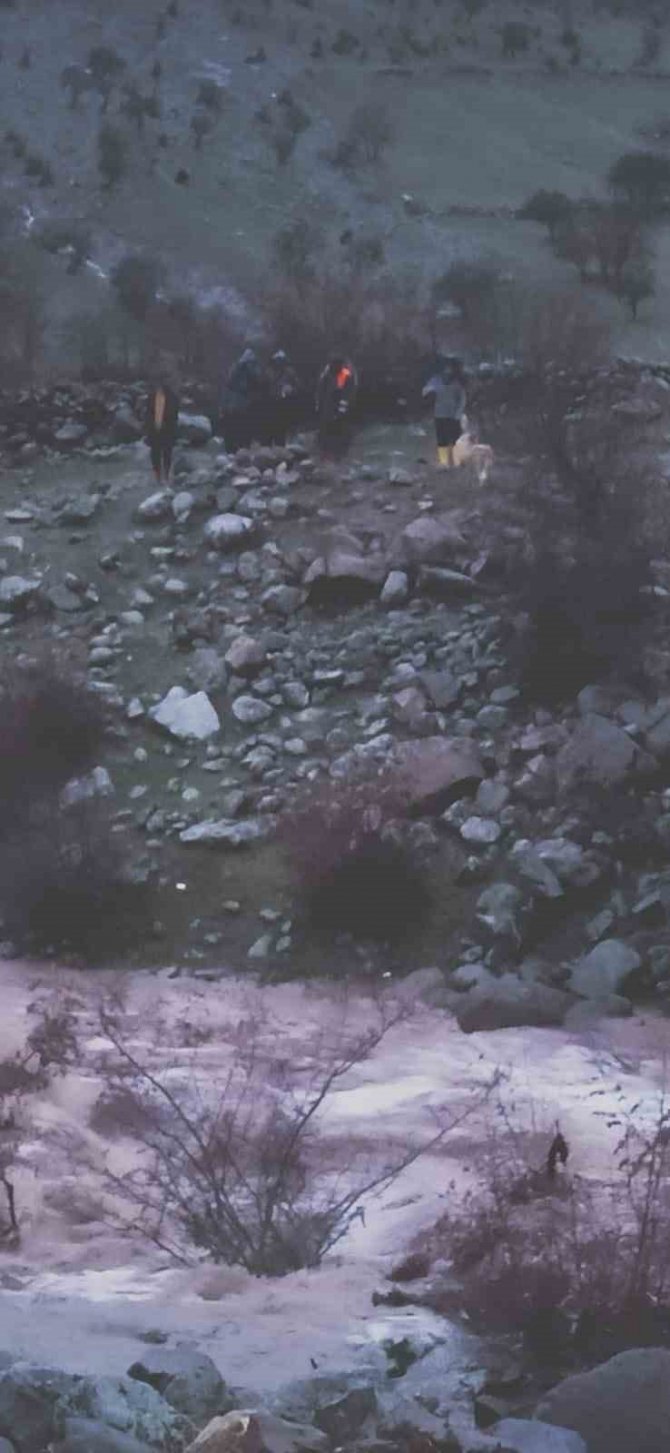 Tunceli’de Yol Ve Menfez Çöktü, Mahsur Kalan 13 Kişi Kurtarıldı