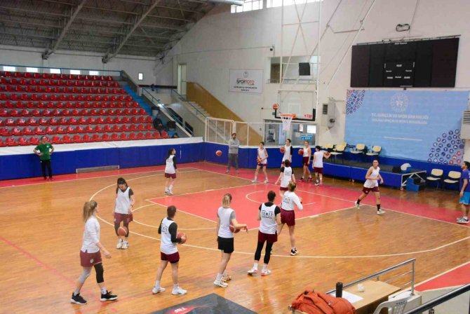 İ̇zmit Belediyespor Gözünü Süper Lig’e Dikti