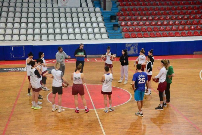 İ̇zmit Belediyespor Gözünü Süper Lig’e Dikti