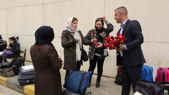 Nevruz Tatili İçin Gelen İ̇ranlı Turistler Yüksekova’da Güllerle Karşılandı