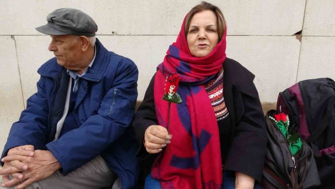 Nevruz Tatili İçin Gelen İ̇ranlı Turistler Yüksekova’da Güllerle Karşılandı