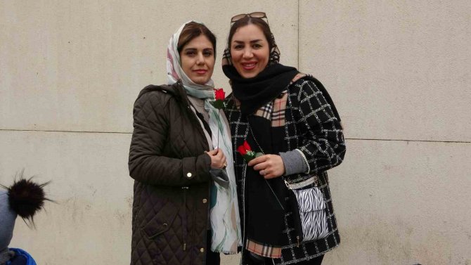 Nevruz Tatili İçin Gelen İ̇ranlı Turistler Yüksekova’da Güllerle Karşılandı