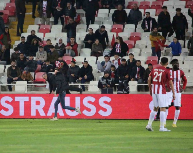 Sivasspor-fiorentina Maçında Sahaya Taraftar Girdi