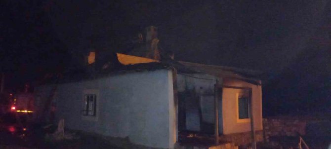 Gürpınar’da Alevlere Teslim Olan Ev Kullanılamaz Hale Geldi