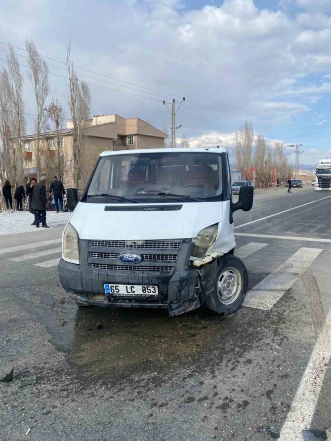 Otomobille Minibüs Çarpıştı: 3 Yaralı