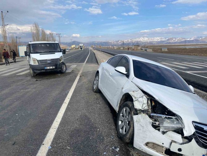 Otomobille Minibüs Çarpıştı: 3 Yaralı